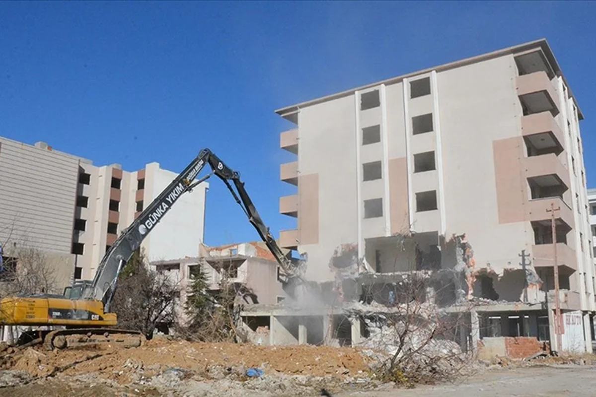 Kontrollü Bina Yıkım uygulaması yapılan çok katlı yapı