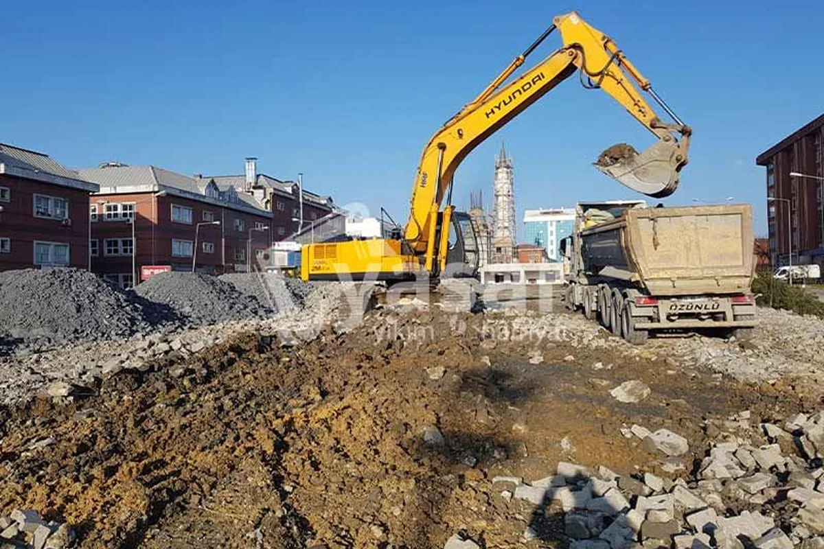 moloz yükleme ve nakliye çalışması yapılan inşaat sahası