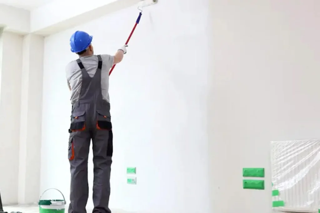 Ofis boya uygulamaları sırasında profesyonel ekip tarafından boyanan modern çalışma alanı